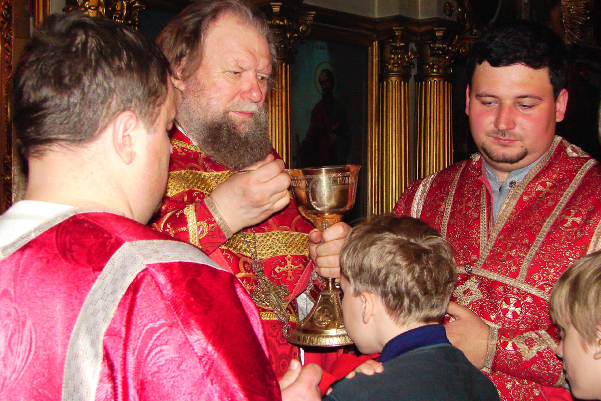 Причастие в Скорбященском храме г. Клина