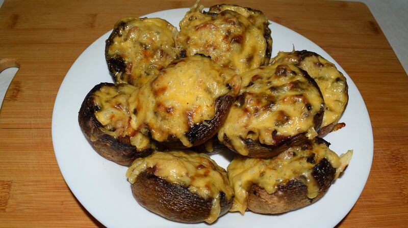 Шампиньоны, запеченные в духовке с беконом