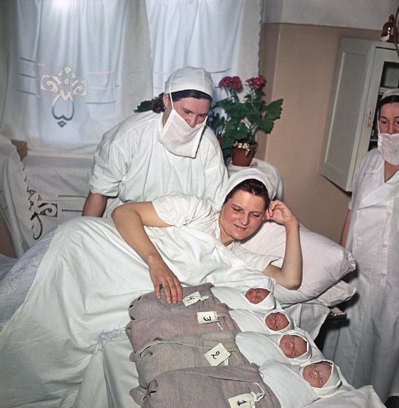 Счастливая роженица - 4 близнеца, сразу видно, что постарались!