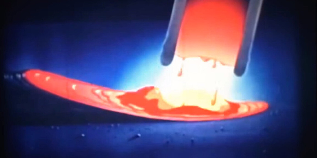 Опытный в сварке легко видит различие шлака и металла под горящим электродом. Как начинающему увидеть тоже