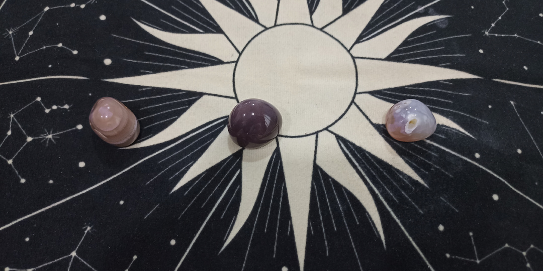 Да или нет - ответ на ваш вопрос на Викканских рунах. Три варианта