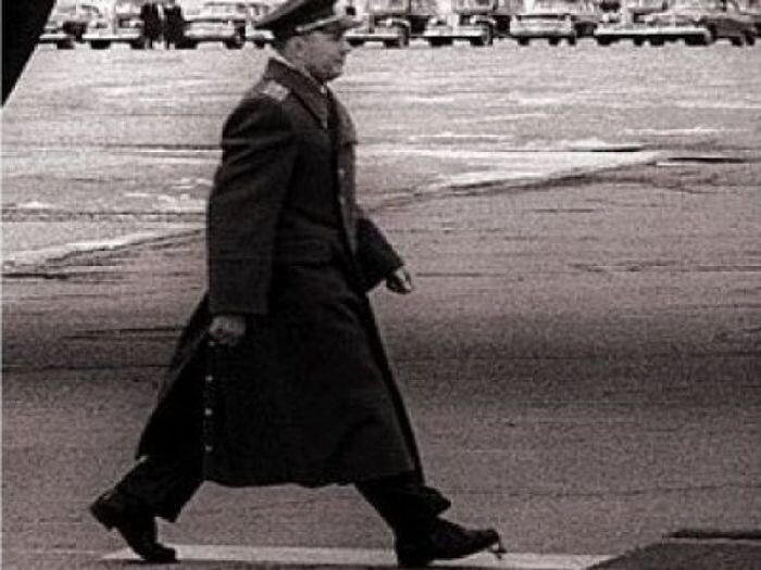 У Гагарина развязался шнурок