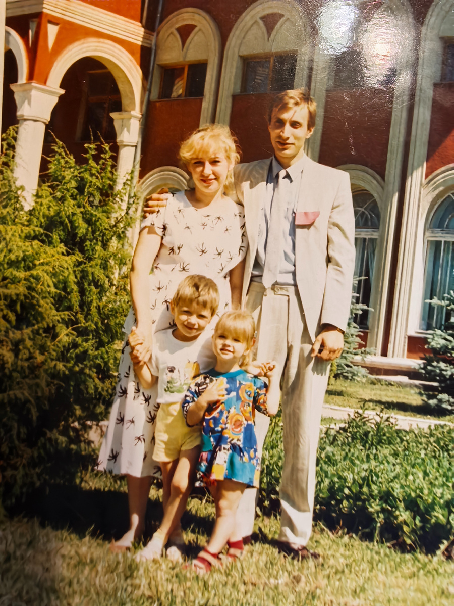 Только что отстроенный первый корпус Семинарии и некоторые ее первые студенты и учителя