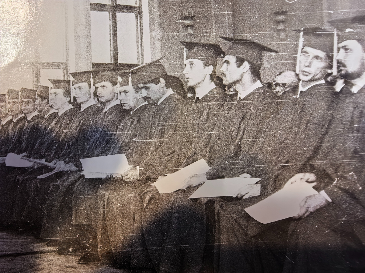 Первый выпуск. Найдите меня на фото.