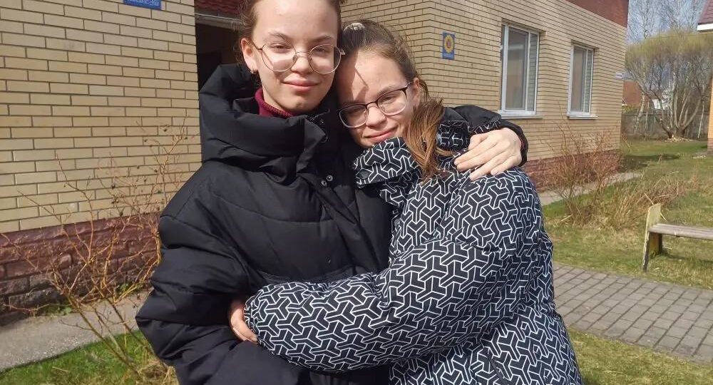 «Как два котёночка»: история сестёр-близняшек, которые прошли путь от детского дома до приёмной семьи