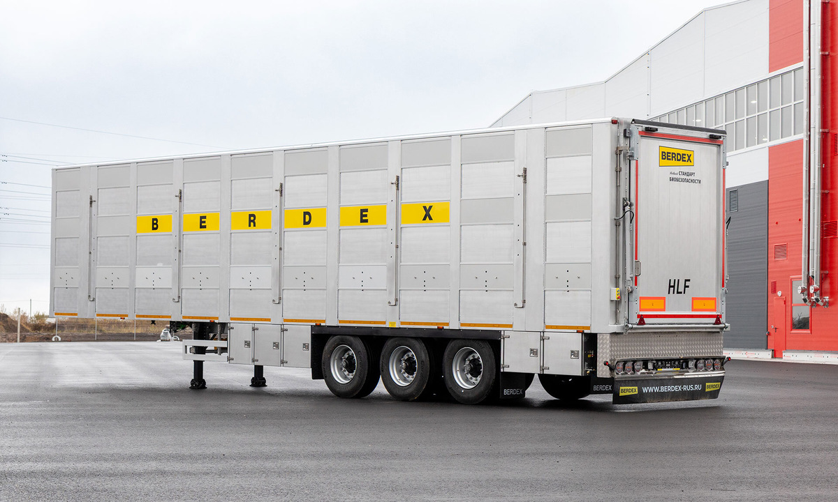 Технику отличает улучшенная управляемость в составе автопоезда и способность перевозить большое количество животных. Источник: Официальный сайт Правительства России.