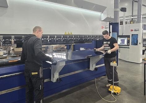 Применение разгрузочно-погрузочных платформ тесно связано с процессом транспортировки животных – по ним скот загружается или разгружается в полуприцеп. Платформы используются на животноводческих комплексах, позволяя существенно сократить время выгрузки крупного рогатого скота, телят, свиней или поросят из полуприцепа и увеличить производительность мясокомбинатов. Источник: Официальный сайт Фонда развития промышленности.