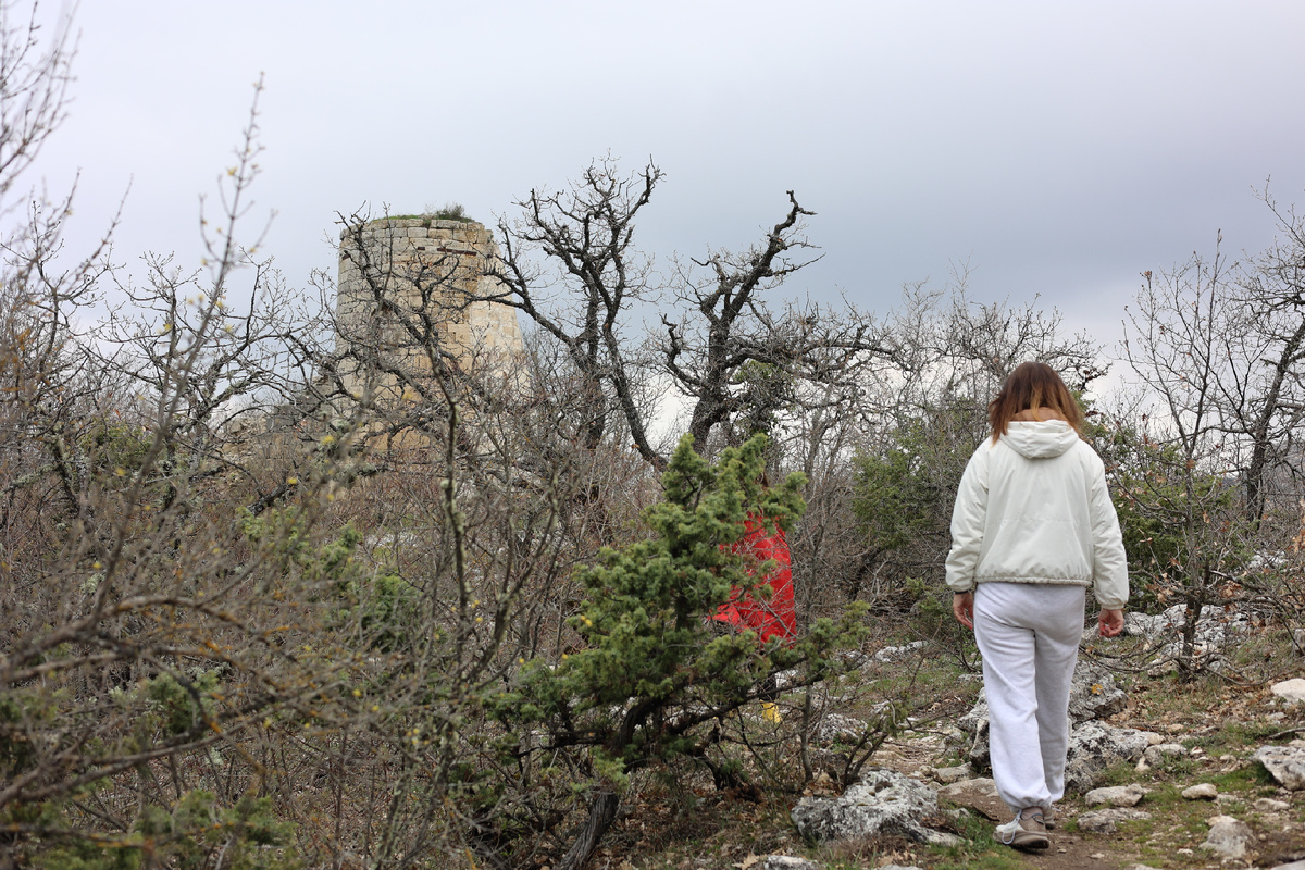 путь к башне на скале