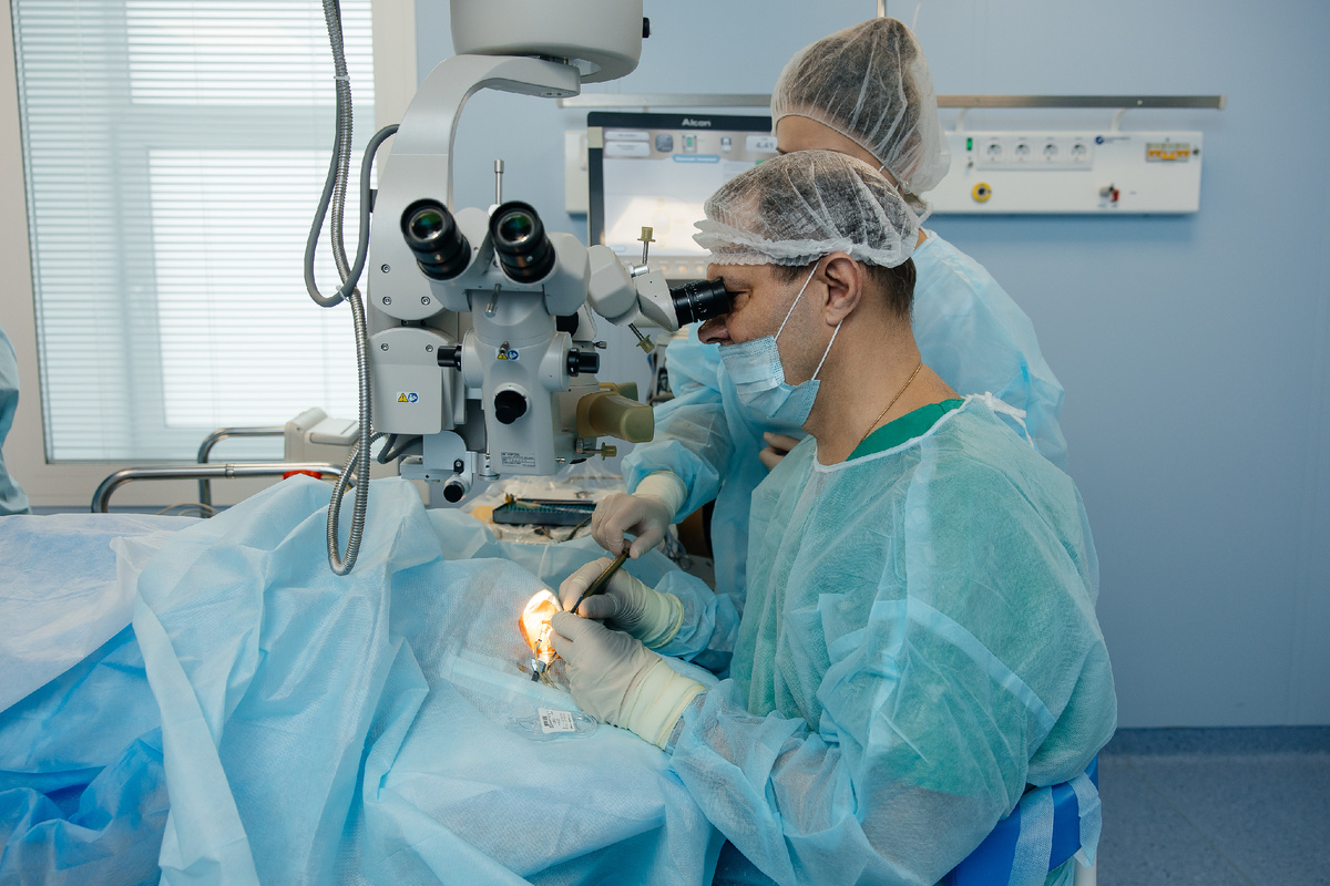 Заслуженный врач России, офтальмохирург Поликлиника.ру Юрий Гусев проводит операцию. Фотограф: Катя Монич