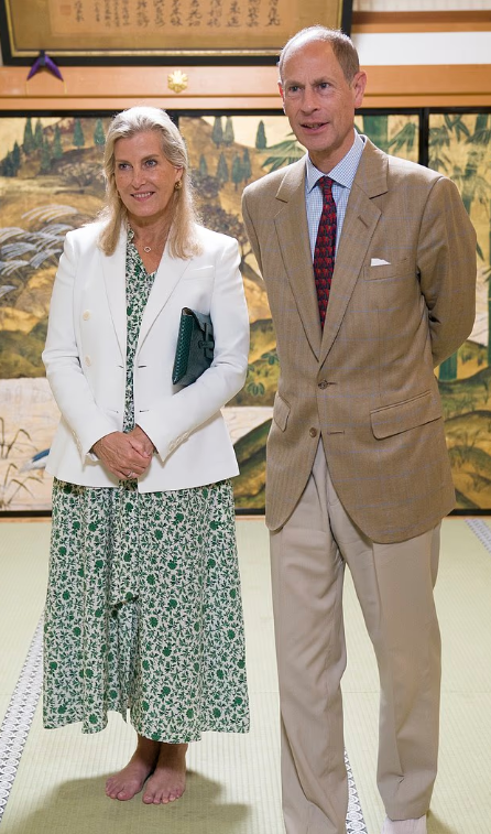 Герцог и герцогиня Эдинбургские планировали использовать Вуд-Фарм для своих ежегодных пасхальных каникул, но Эндрю в то время все еще жил там.