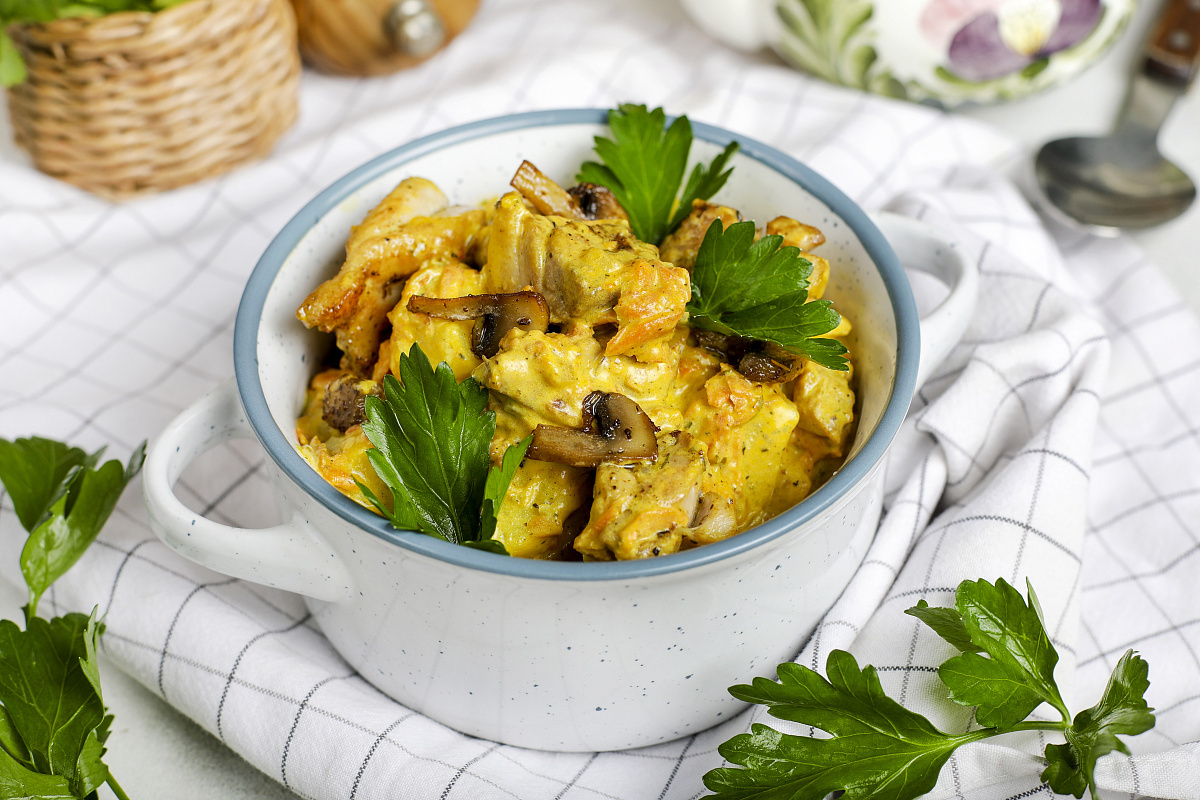 Рагу из птицы "Мечта лесника" с шампиньонами и сметаной