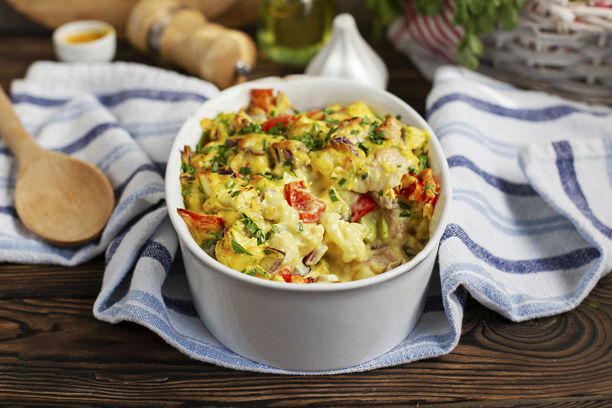 Индейка «Мадемуазель Бешамель», запечённая с овощами