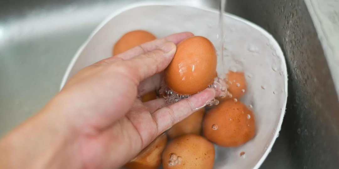 Эта привычка убивает пользу яиц. И бьет по печени. Что нельзя делать с яйцами и почему