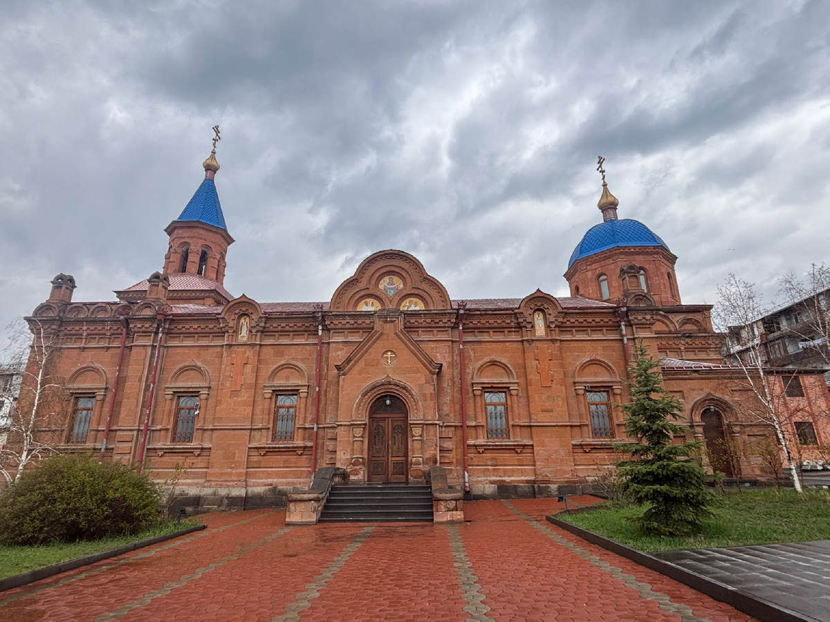 Покровский храм в Ереване — тихое место, где переплетаются история, вера и время.
