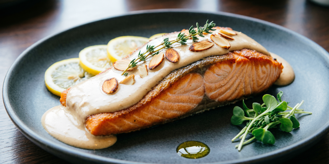 Нежная форель под миндальным облаком: рецепт, который превратит обычный ужин в ресторанное блюдо