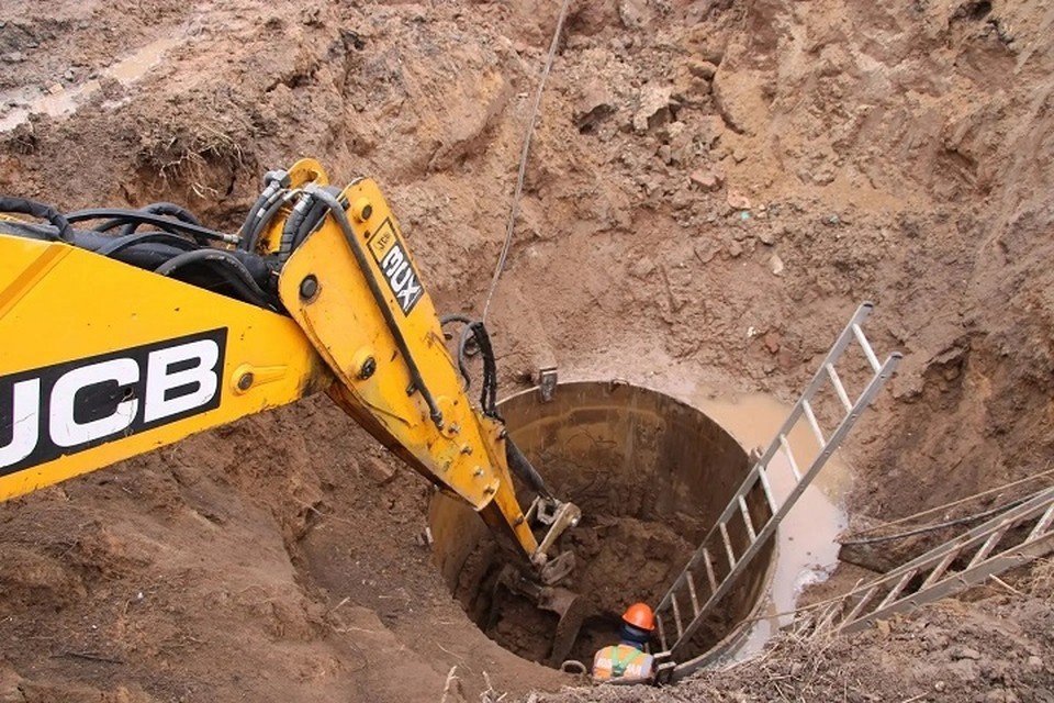    Специалистам пришлось рыть котлован для замены поврежденного участка. Фото: МУП «Водоканал»