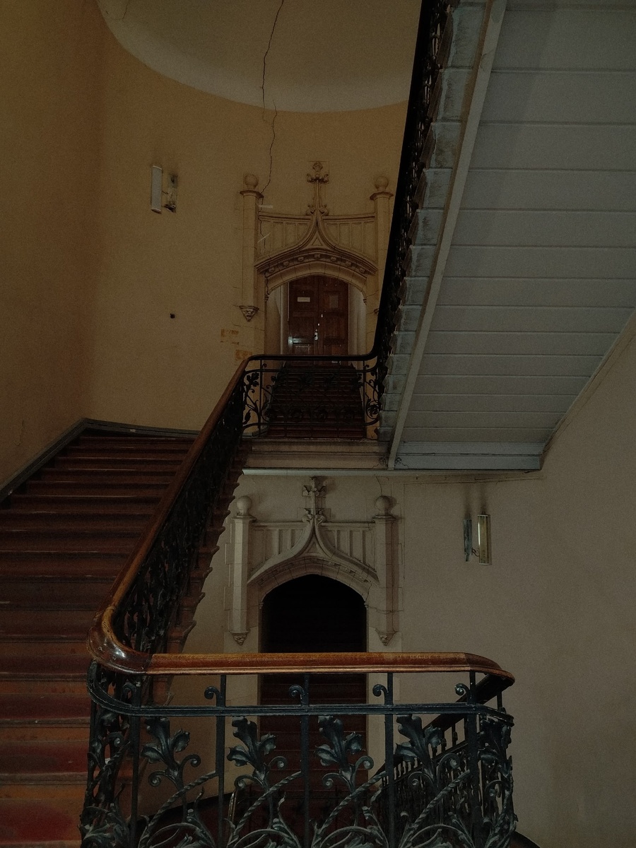 Одна из двух открытых лестниц