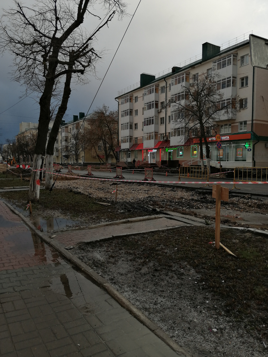 Почти у дома. Затеяли глобальный ремонт нашей главной улицы, которая прилегает к главной площади города. Из четырёх полос делают две. Там движения нет особого, только государственные учреждения находятся. Зато будет что-то типа местного Арбата. Площадь тоже ремонтируют. 