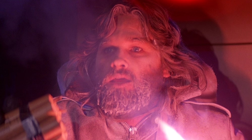 В сцене с динамитом и сигнальной ракетой видно, что Курт Рассел  торопится произнести свои реплики, чтобы догорающая за 90 секунд шашка его не обожгла.