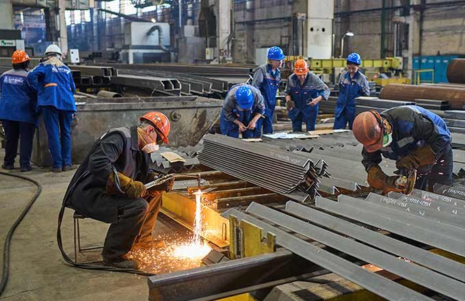 Многие крупные заводы металлоконструкций продолжают развиваться.