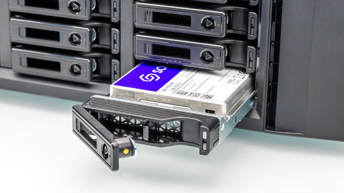 Установка SSD-накопителя в серверную корзину горячей замены