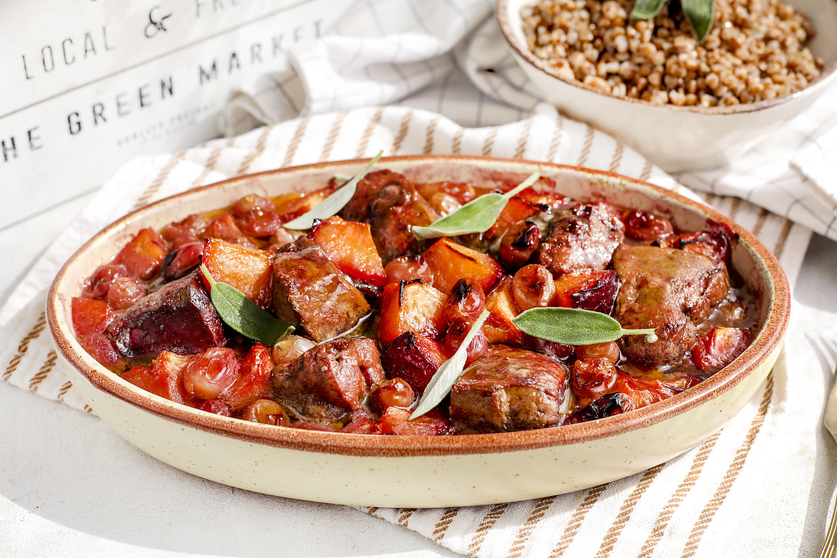 Говяжья печень, томлёная со сливами с гречкой