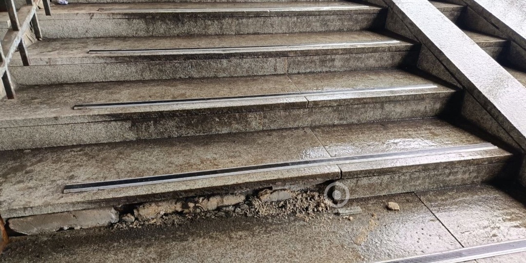 Ступени крытого моста на станции Одинцово вновь начали разрушаться