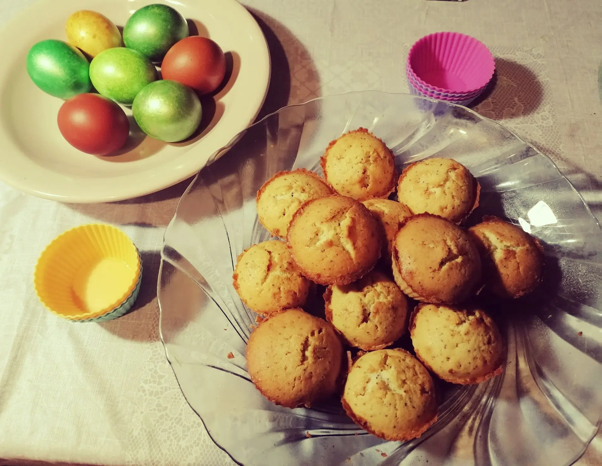 Дома сегодня пекли с сыном кексики к Пасхе, красили яйца. Об этом чуть позже в старом кинокулинарносказочном блоге. Фото автора