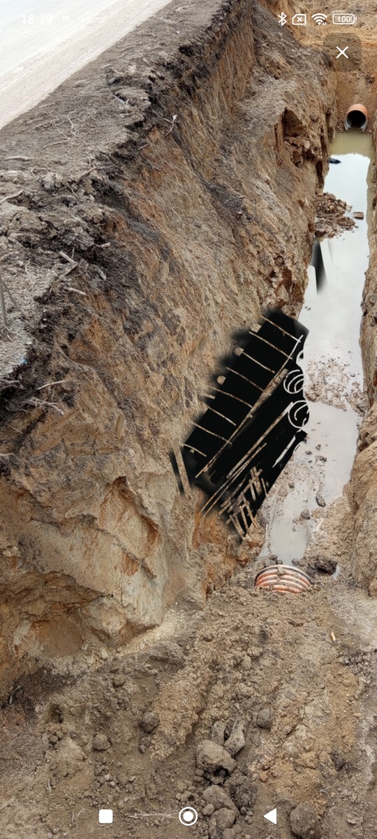 Между девятиэтажками рабочие рыли траншею, ошиблись на несколько метров и наткнулись на деревянный дом. Крыша была на глубине пяти метров, а дверь — ещё ниже. Мы вытащили квадратные гвозди и сняли петлю. А потом всё закопали и заасфальтировали. Вот и не верь после этого в засыпанные города.