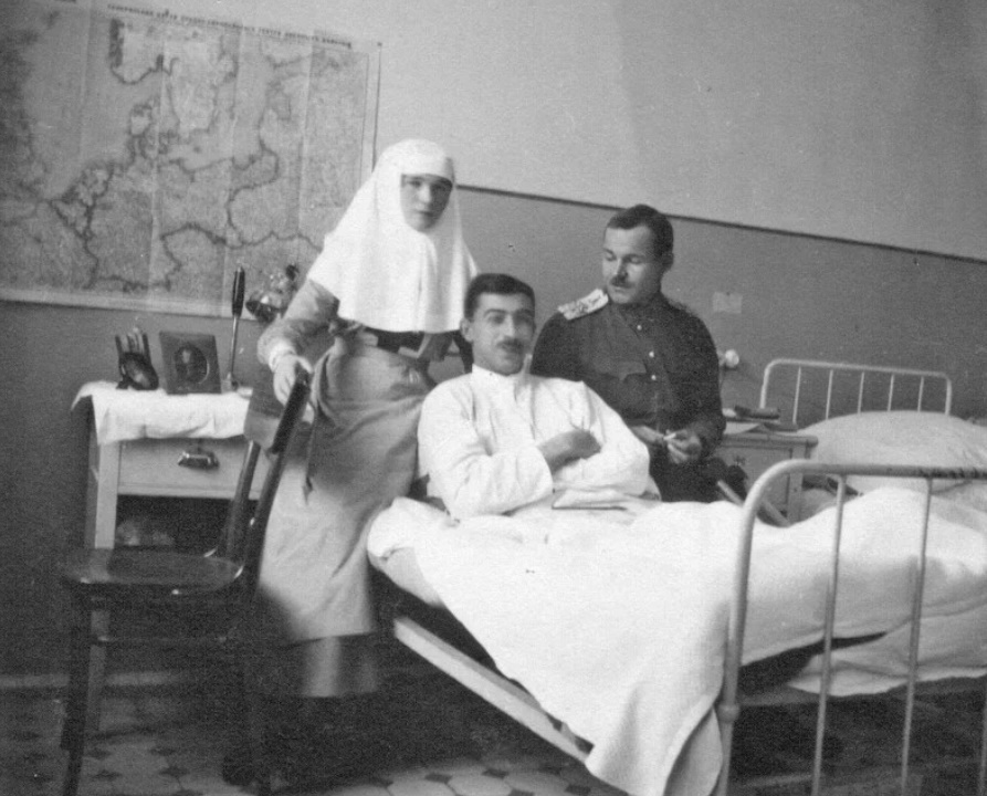 Ольга ухаживает за раненым Дмитрием