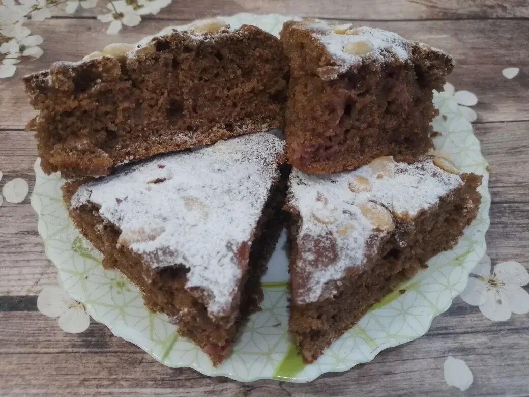 Шоколадный пирог с клубникой и орехами