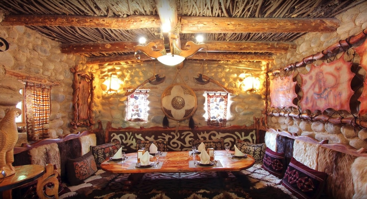    Каменные дома, выстроенные вручную, также являются особенностью комплекса. Их внутреннее убранство выполнено вручную: там можно увидеть национальные кийизы, ширдаки, курак, вышивки.