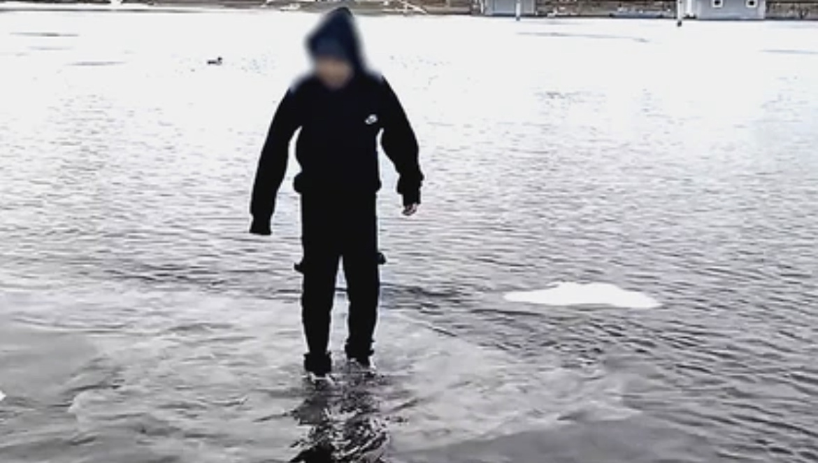 Это кадр из реального видео: подросток отплясывает на льдине посреди протоки Енисея в
Красноярске. А рядом плавают утки. Фото: соцсети.