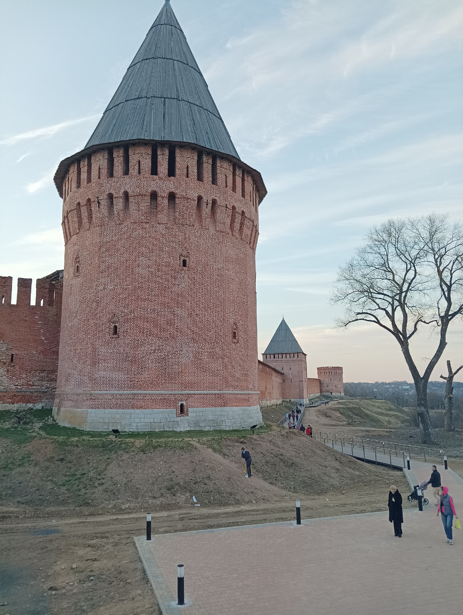 Башня Орёл и вид на нее со смотровой