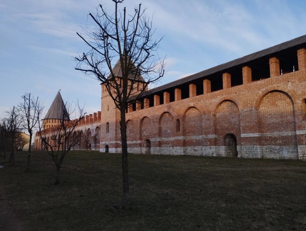 Это внутрення часть крепостной стены, красивая пешеходная зона находится за ней (сквер М.Б. Шейна), но мы об этом перед стартом маршрута не знали 