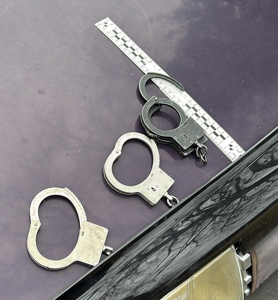 Двух сотрудников лесничества, включая женщину, он увел к себе домой и надел на них наручники. Фото: Прокуратура РФ