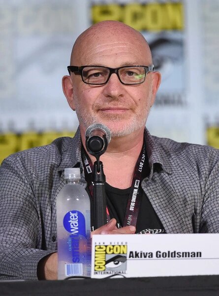На фото — Акива Голдсман (Akiva Goldsman), известный американский кинорежиссёр, сценарист и продюсер.