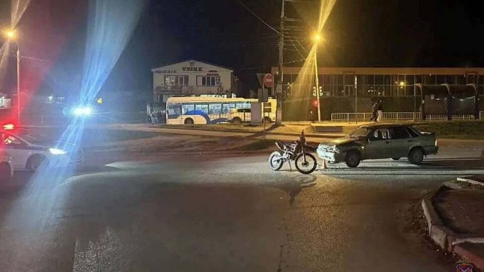 В Волгограде ВАЗ столкнулся с мотоциклистом