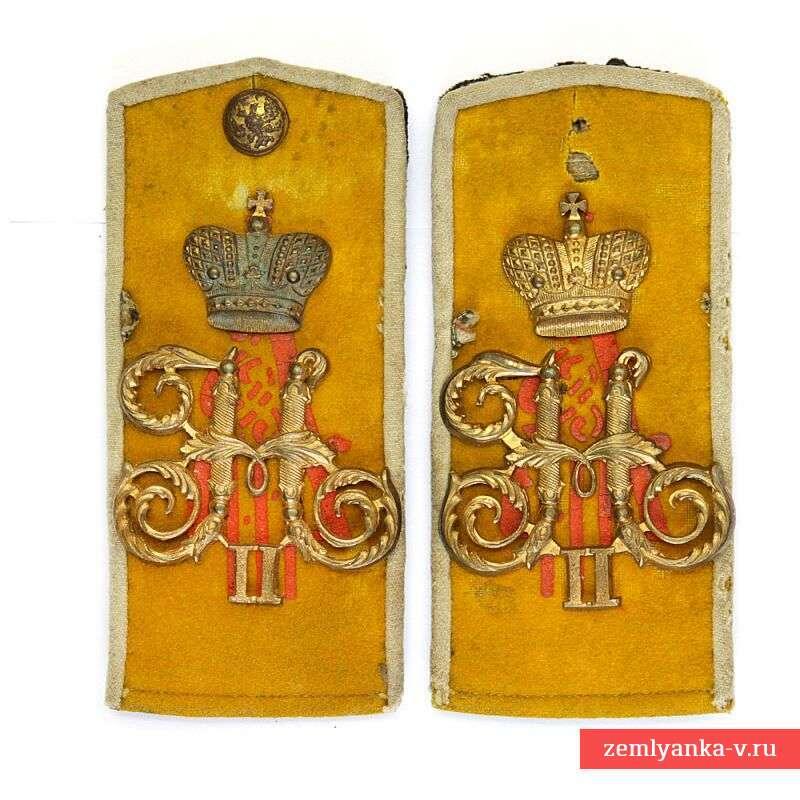 Погоны нижних чинов Его Величества роты (1-й роты) 12-го гренадерского Астраханского Императора Александра III полка. Описание: Российская империя, начало ХХ века. Пара очень редких погон, принадлежавших нижнему чину 1 роты (шефом которой являлся Николай II, чьи бронзовые вензели под короной оригинально установлены на погонах) 12-го Астраханского гренадерского Александра III полка. Гарантия подлинности. Сохранность: Состояние сохранности практически отличное, незначительные загрязнения поля погон и подбоя. Золочение металлических частей незначительно потерто. Одна погонная пуговица утрачена. Ссылка: https://zemlyanka-v.ru/shop/russia/epolety-pogony/pogony-nizhnego-china-12-go-astrakhanskogo-grenaderskogo-polka/?ysclid=mnt626wdjs482180563 Для справки: Император Николай II - Августейший Шеф 12-го гренадерского Астраханского Императора Александра III полка с 25 июня 1900 года по 4 марта 1917 года. Он был непосредственным Августейшим Шефом 1-й роты полка. Поэтому она так и называлась "Его Величества рота".