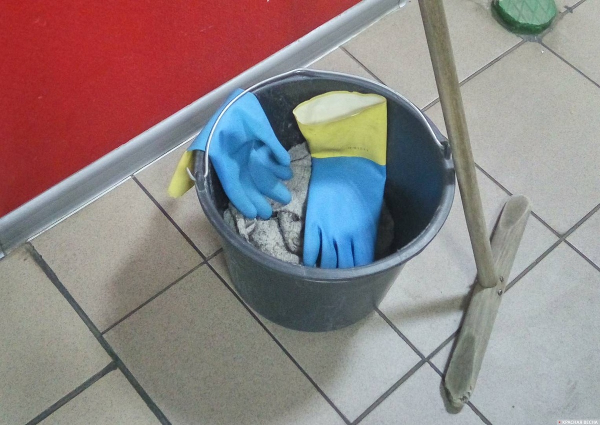     Перчатки гастарбайтера в цвет украинского флага   
Ляшко Юрий © ИА Красная Весна