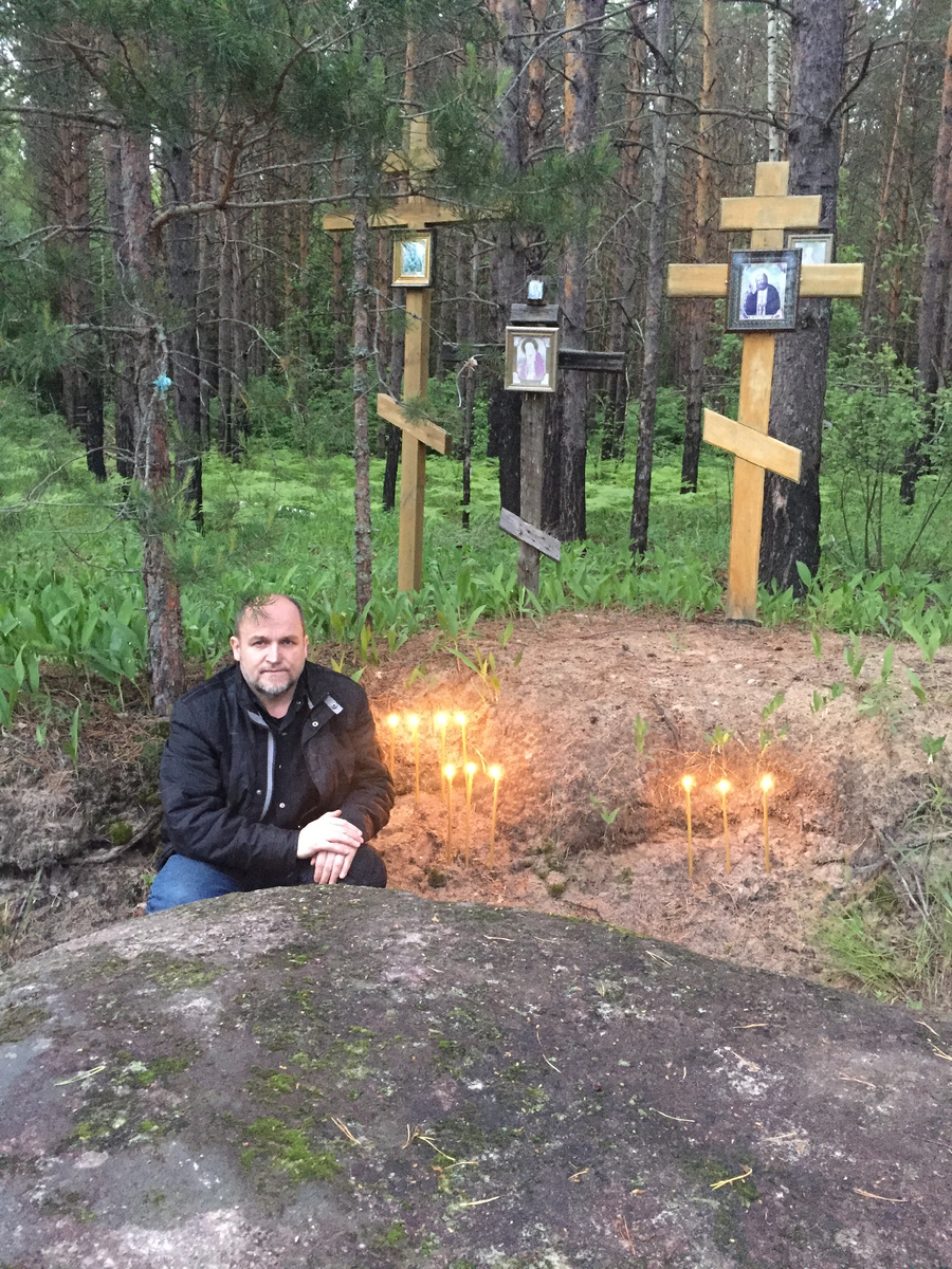 Сергей Жиленков у камня св. Серафима Саровского. Из архиве автора.
