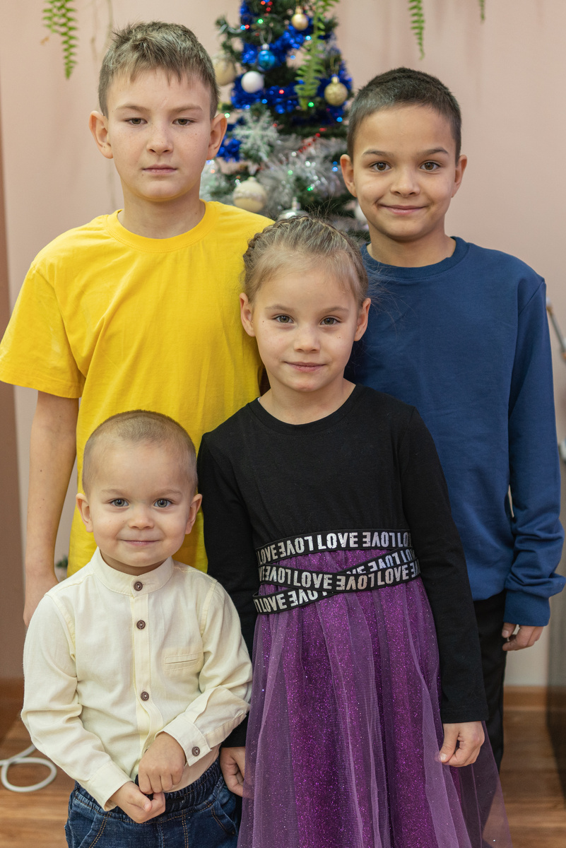 Паровозик. Так называют родных братьев и сестер.