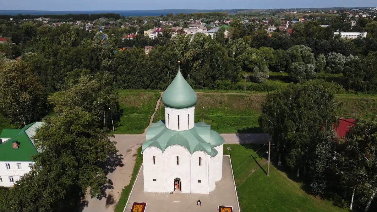 «Взгляд с высоты: Спасо-Преображенский собор в кольце древних земляных валов. На этом кадре отчетливо видна суровая геометрия домонгольского зодчества — идеальные пропорции, белоснежный камень и лаконичный купол-шлем, возвышающийся над зеленым морем Переславля».