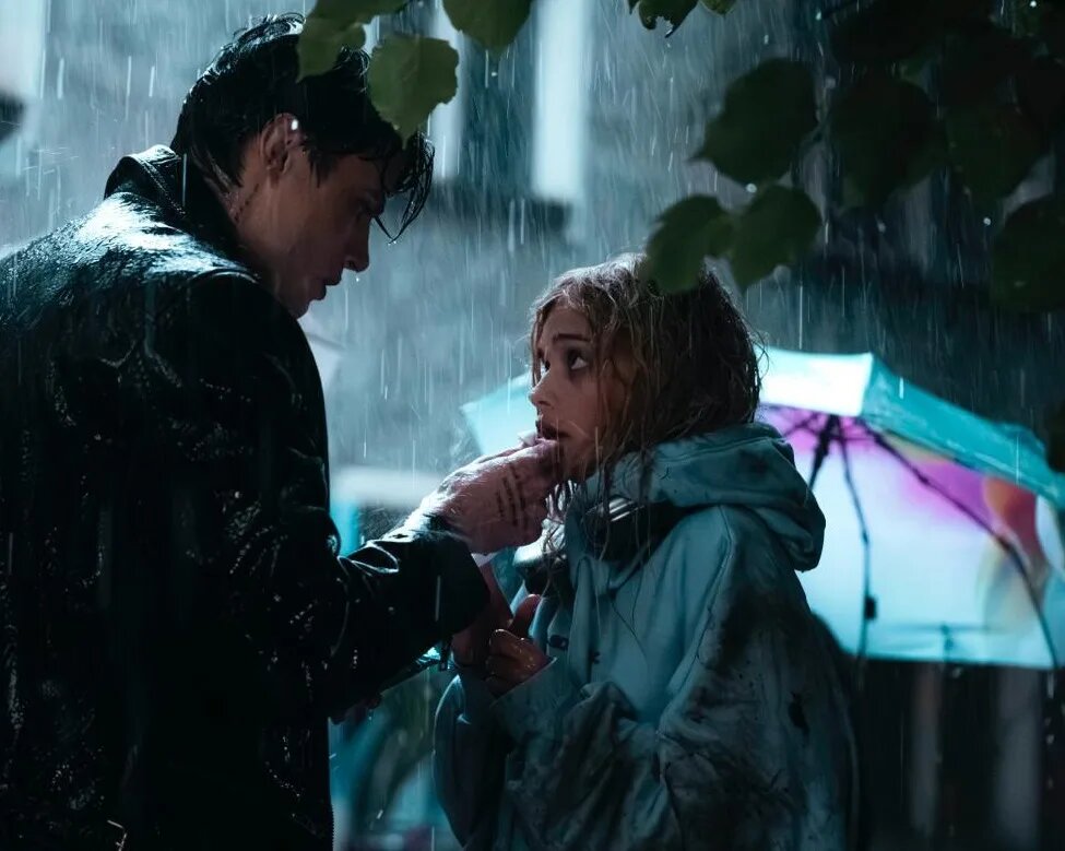 «Кадр из фильма „Твоё сердце будет разбито“. Главные герои в драматичной сцене под дождём. Использовано в информационных целях. © Права на изображение принадлежат правообладателям фильма.»