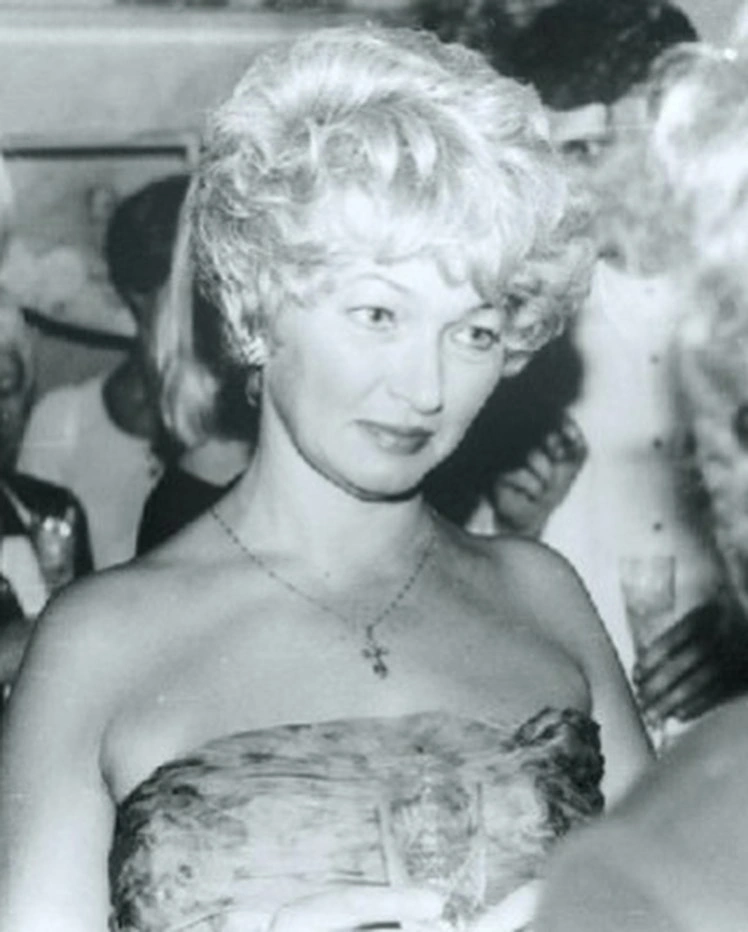    Людмила Нарусова в молодости: путь к высшему образованию и первым шагам в карьере.