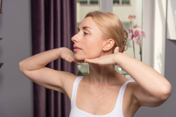 упражнение «втягивание подбородка», правильно