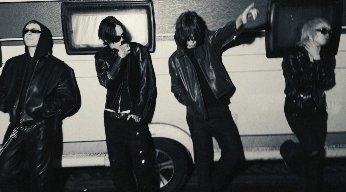     Кадр из клипа «Зависть» («Jealous»)