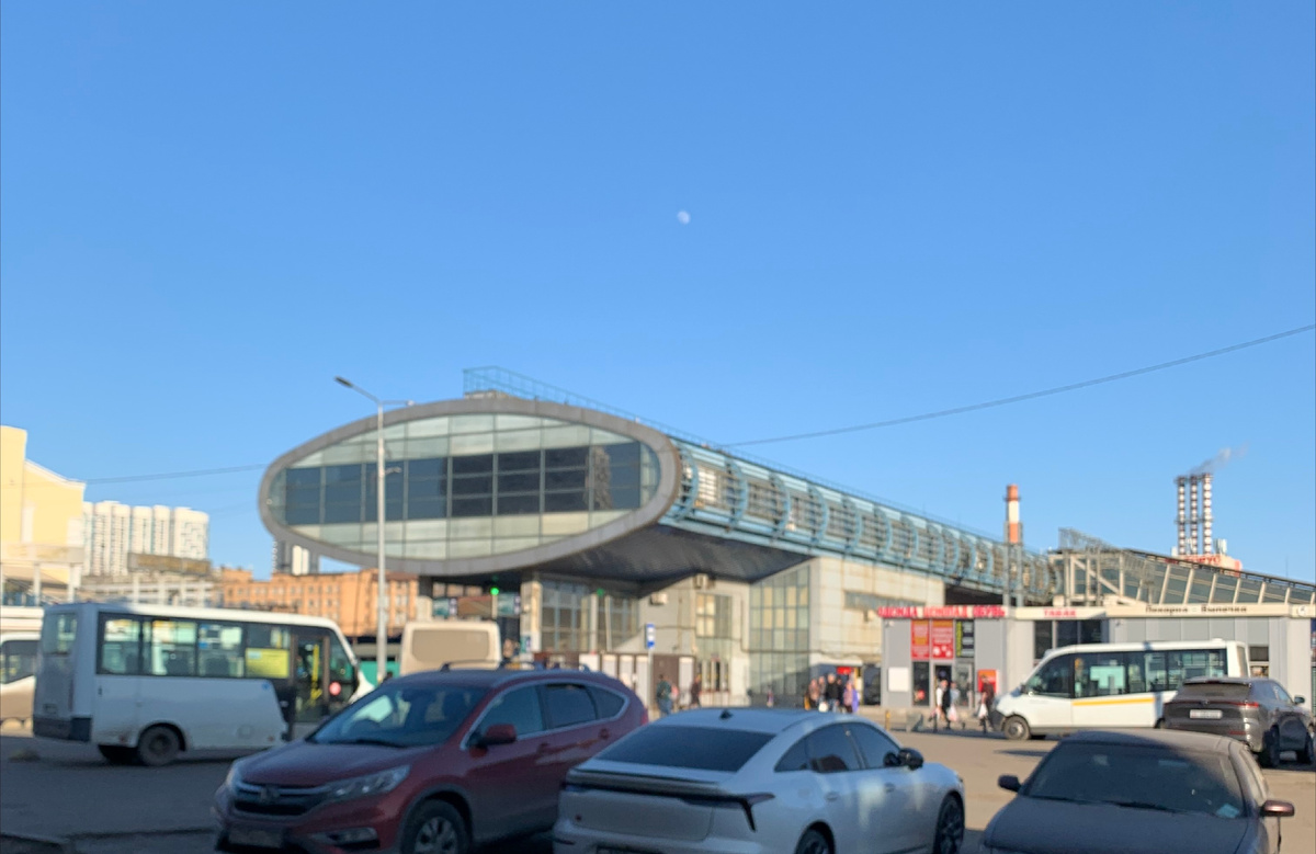 На фото и день другой, и место другое, лишь маршрутки теже на таких чаще всего ездить приходится