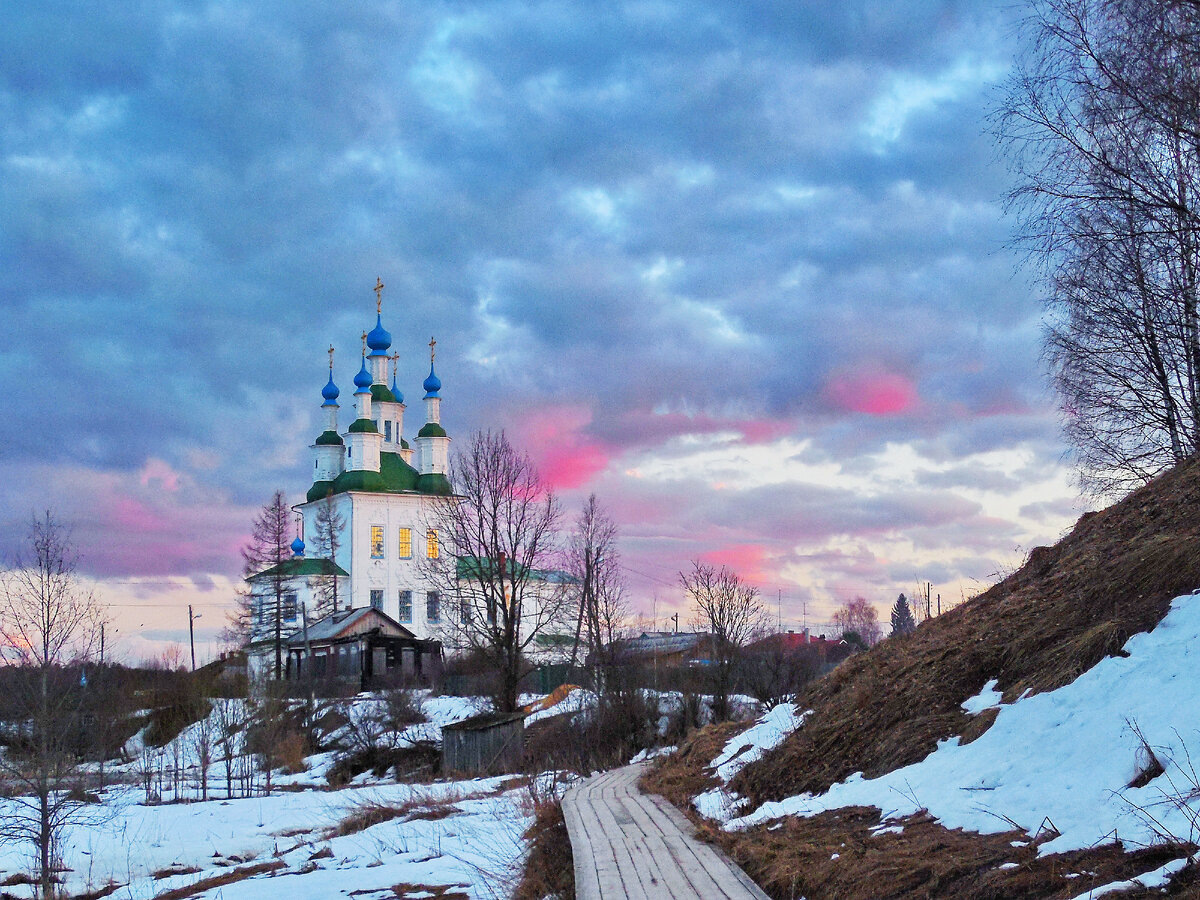 Троицкий храм в Тотьме. Розовеют облака. Фото Наталии ТРОФИМОВОЙ.