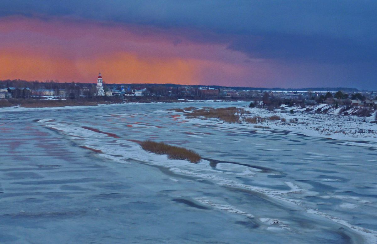 Закат над рекой СУХОНОЙ в Тотьме. Фото Наталии ТРОФИМОВОЙ.